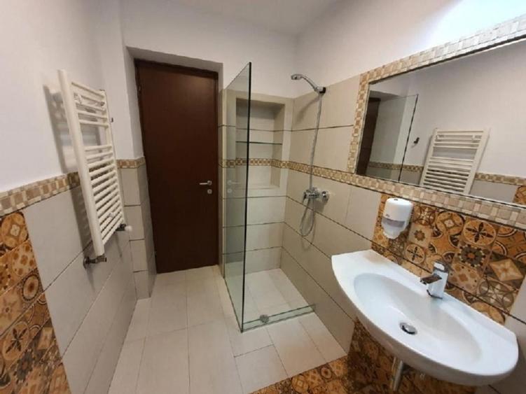Imobil birouri singur curte, 8 camere.D+P+2, cu locuri de parcare in fața