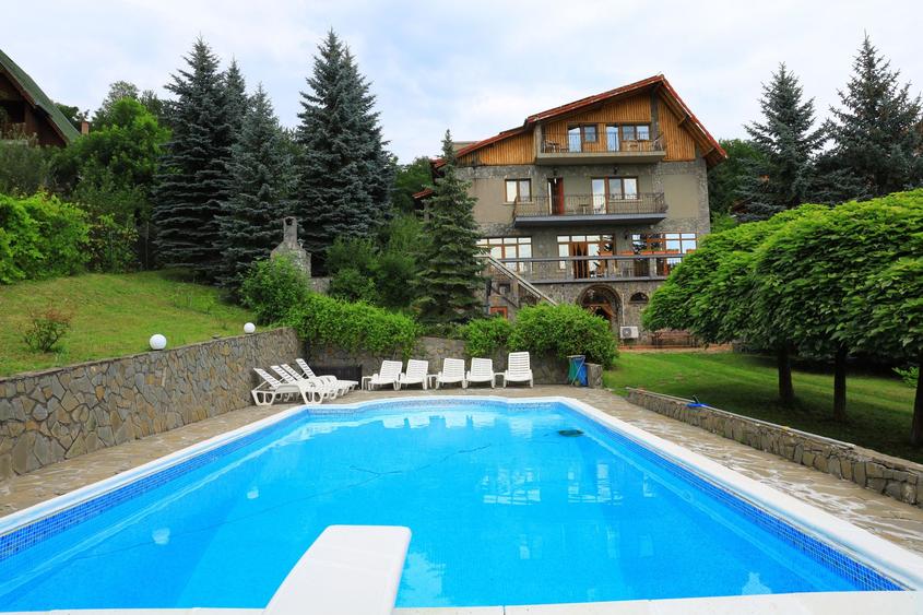 Casă Vilă cu 9 camere și piscină încălzită în localitatea Cornu