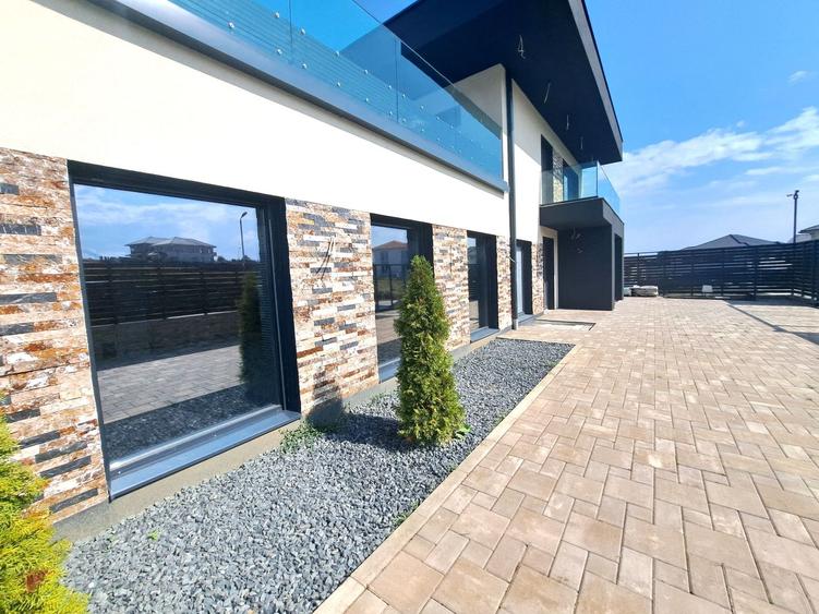 Casa cu piscina interioara si priveliste catre Cetatea Cisnadioarei