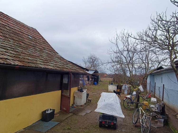 Teren generos cu casa-Curtici la pret de garsoniera