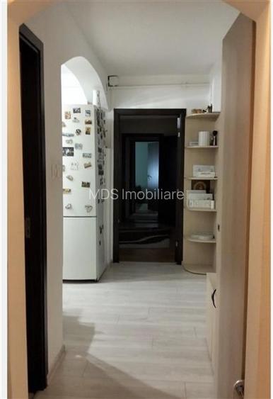 Etaj 2 cu 2 bai in bloc izolat, aproape de Mall - 8