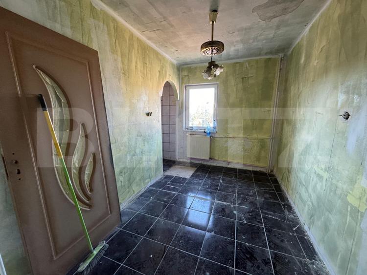 Apartament 3 camere, decomandat - zona Velenta