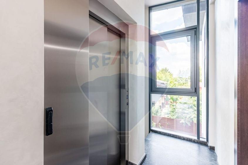 Casă / Vilă exclusivista cu 9 camere de vânzare în Otopeni