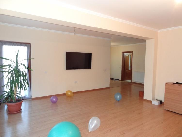 Valu lui Traian Vila 5 camere cu curte.