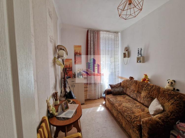 Apartament 2 camere la curte comuna - Strada General Traian Mosoiu.