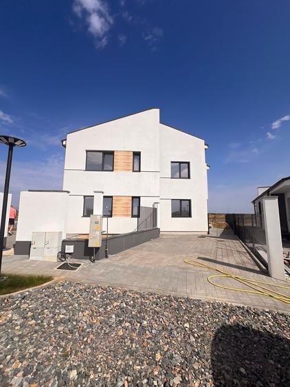 Comision 0%. Duplex spatios 120 mp. Panouri solare.  380 mp teren.  La cheie.
