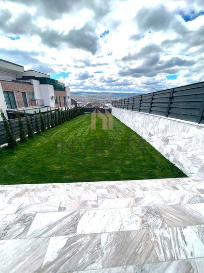Casa moderna cu priveliste asupra orasului, terasa cu jacuzzi, Iris