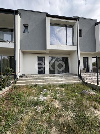 Casă de vânzare într-un triplex I Smeura, strada Olteni I 97.000 euro
