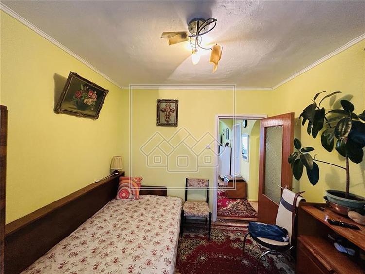 Ap decomandat, 3 camere, balcon, pivnita - N. Iorga