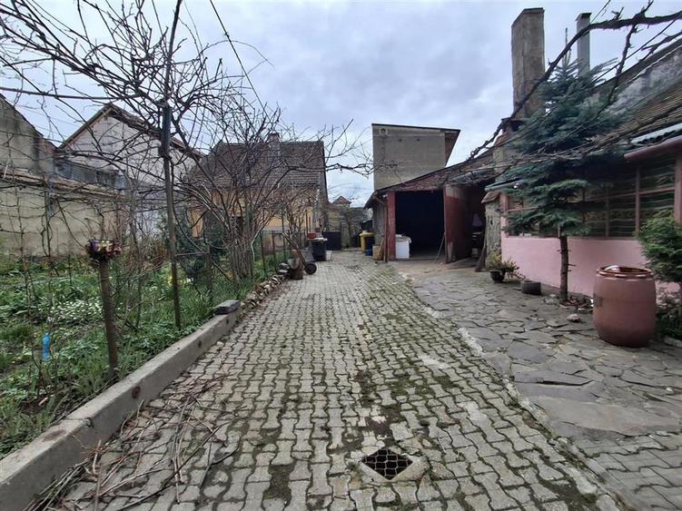 Casa cu doua apartamente garaj pivnita in Cisnadie