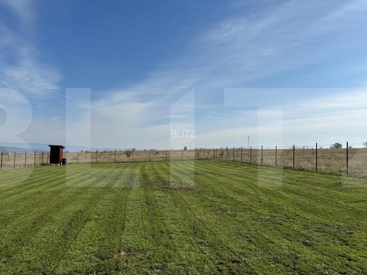 Teren intravilan imprejmuit intr-o zona panoramica - 2