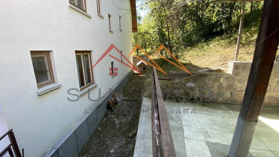 Vila de vanzare, teren 3100 mp, 7 camere, 6 grupuri sanitare, 3 CT, an 1997