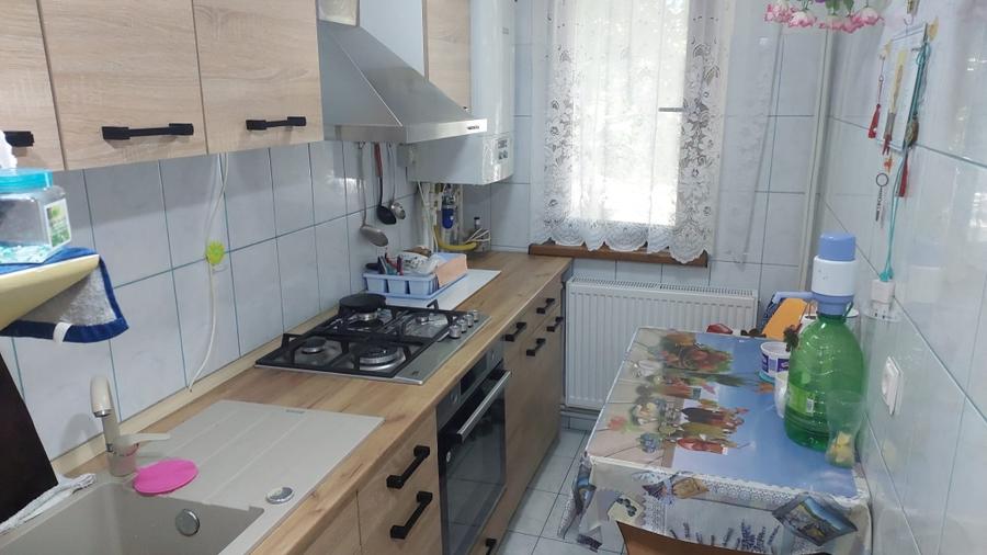 Apartament trei camere renovat, zona Școala 1/8 Sud