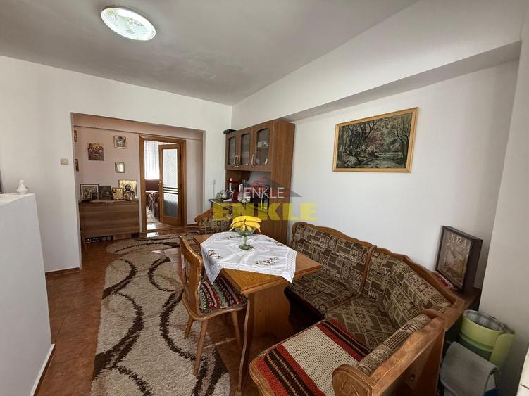 Apartament spațios de vânzare – Zona Școala 16 - 4