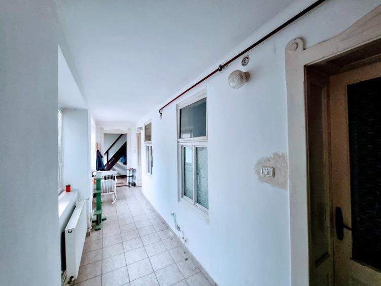 Casă mare, Parter + Etaj, la Vasiova, pe strada Principală (Tudor Vladimirescu)