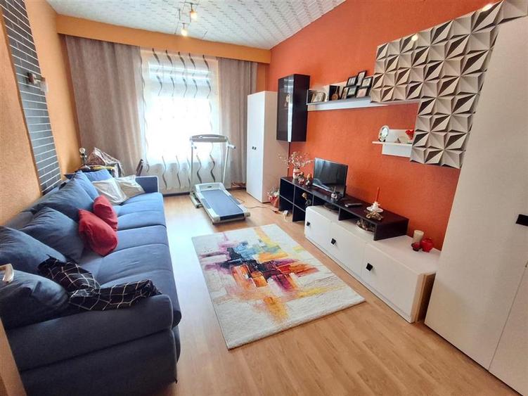 Casa cu doua apartamente garaj pivnita in Cisnadie