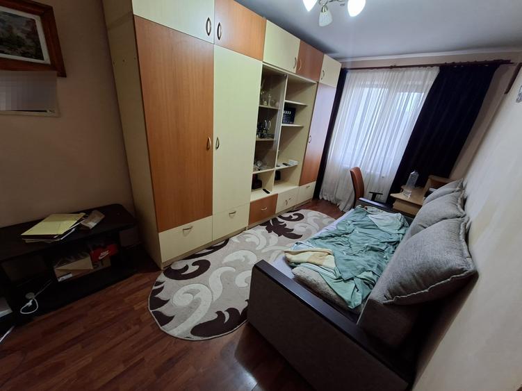 Apartament cu 1 camera decomandat, etajul 3/4, zona Podu Ros