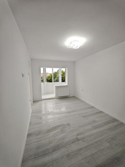 Garsoniera Tractorul ,renovata lux,etaj 2,69500 Euro