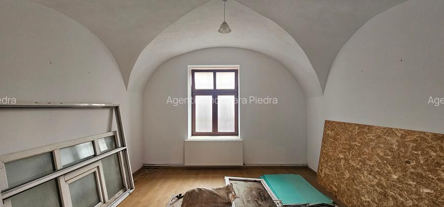 Inchiriez spatiu cu schimbarea de destinatie in alimentatie publica,Piata Mare - 8