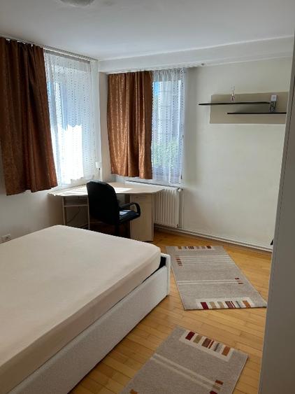 Inchiriez (ofer) apartament 3 camere decomandat , zona centrala , cu parcare