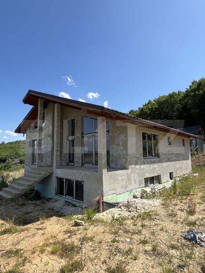Casă cu panoramă deosebită pe Dealul Jelni – 10 ari de teren, stadiu semifinisat