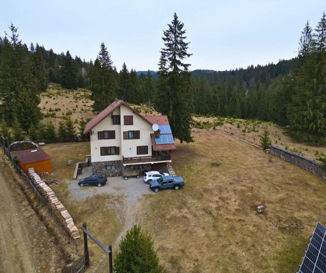 Vilă cu 10 camere P+2E+M 400 M² utili 2800 M² Teren Comandau