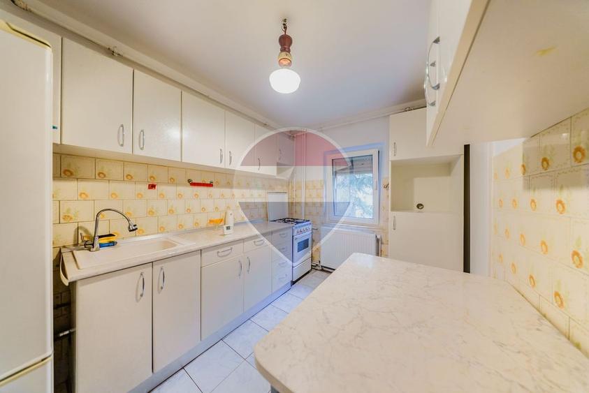 Apartament cu 3 camere, in zona Boul Rosu