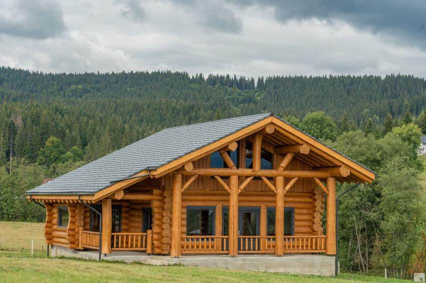 Casă din bușteni masivi | 129 mp | teren 2.520 mp | Vatra Dornei