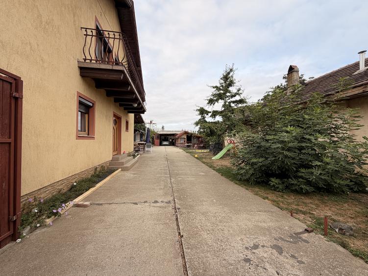 Casa individuala, 300 mp, utili, 1100 mp gradina - Sag