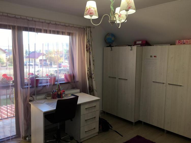 Vand casa tip vila P+E cu 4 cam.