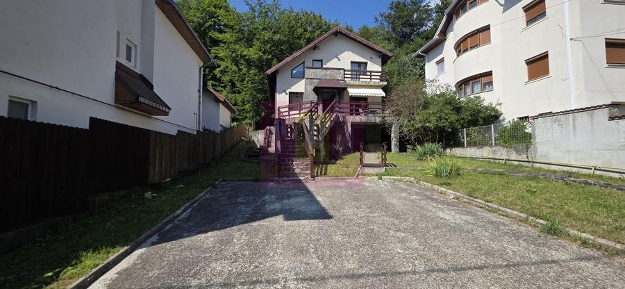 Vila in Sinaia cu parau in curte si view superb
