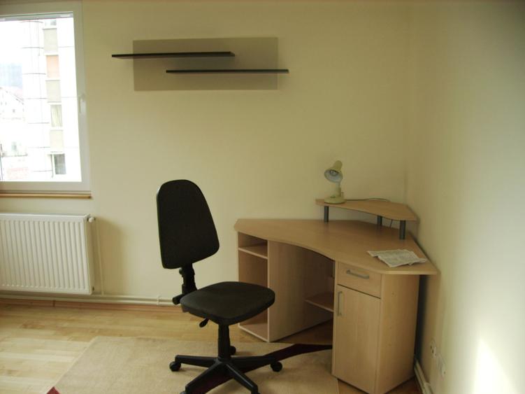 Inchiriez (ofer) apartament 3 camere decomandat , zona centrala , cu parcare