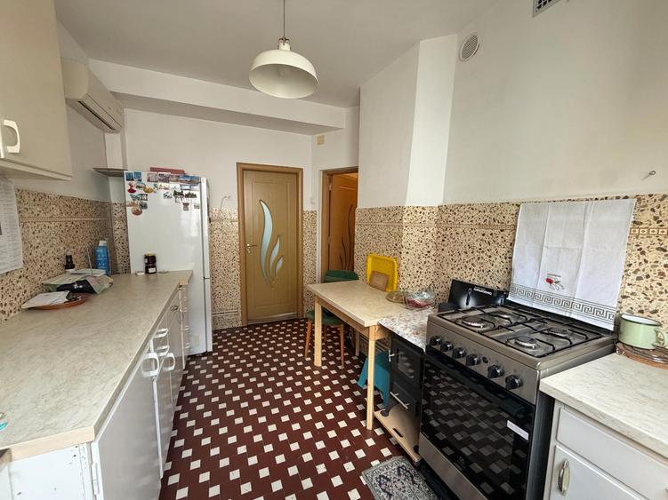 Apartament in vila - Casa interbelica - retrasa de la strada
