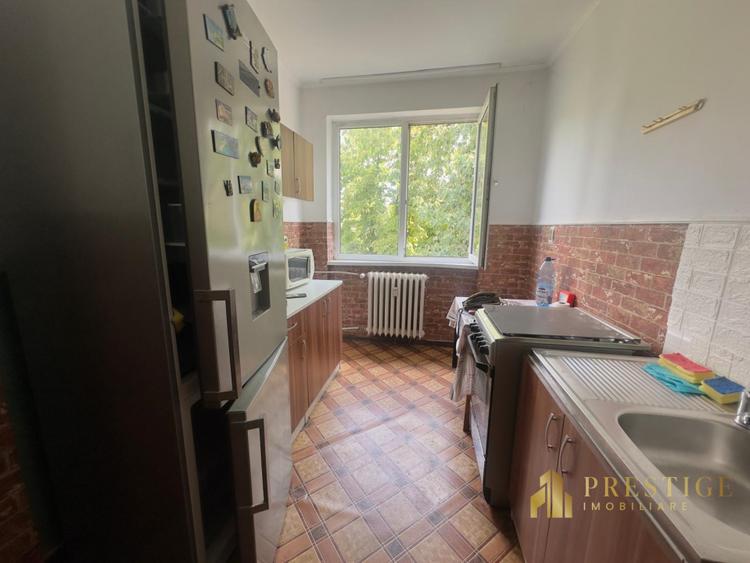 Apartament cu 3 camere de vanzare pe str.Selimbarului-Oradea