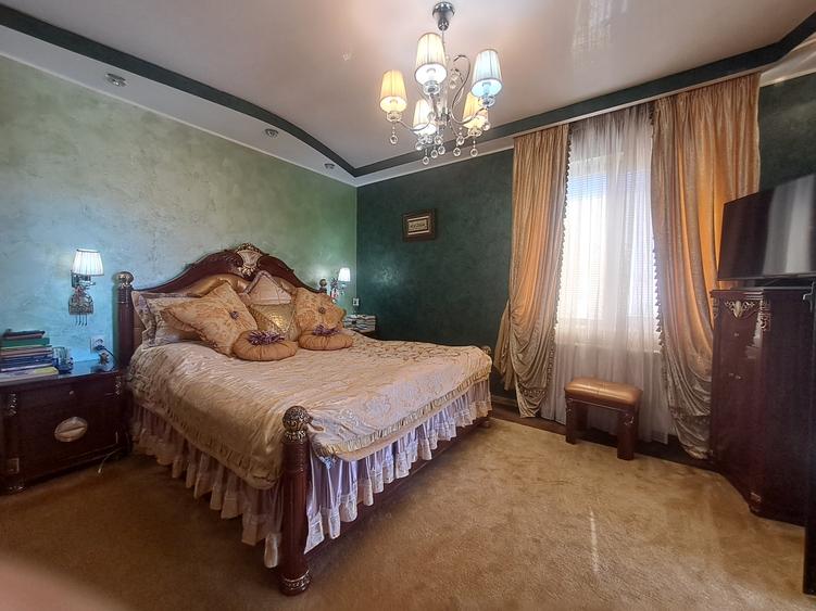 Casa individuala cu piscina. P+1+M. zona foarte buna