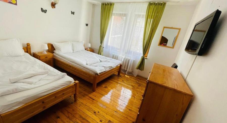 Casa Vila Pensiune Busteni de vanzare 10 camere , 2 garaje