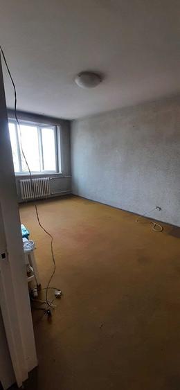 Metrou Titan 3 camere decomandat etaj intermediar bloc reabilitat