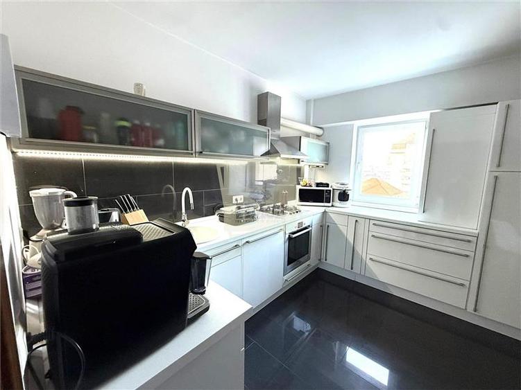 Apartament mobilat 68 mpu 3 camere 2 bai si pivnita in Turnisor