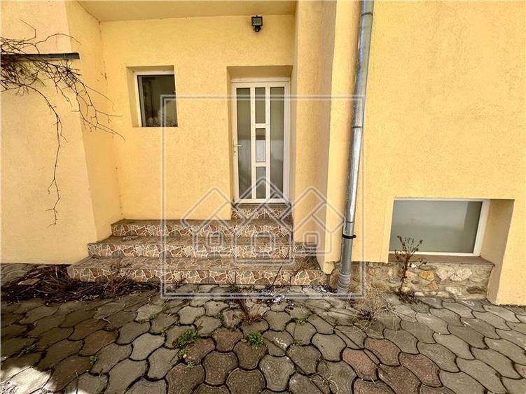 Casa de inchiriat - spatiu birouri/comercial - 6 camere - 200 mpu
