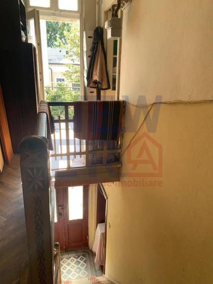 De vanzare 2 camere in vila interbelica, curte comuna zona Armeneasca