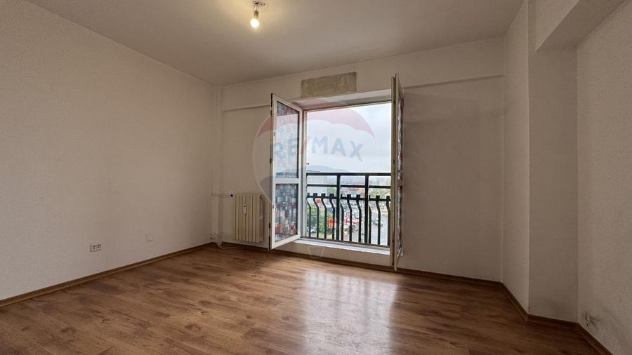 Apartament cu 4 camere de vânzare în zona 13 Septembrie