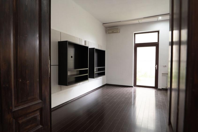 De vanzare Cladire bloc Istoric Central Arad D+P+E+M curte proprie