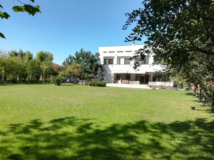 Elegant Individual Villa with Expansive 1,700 sq. m garden in Pipera