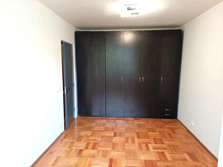 Vanzare apartament 3 camere, renovat complet, Piata Minis / Titan
