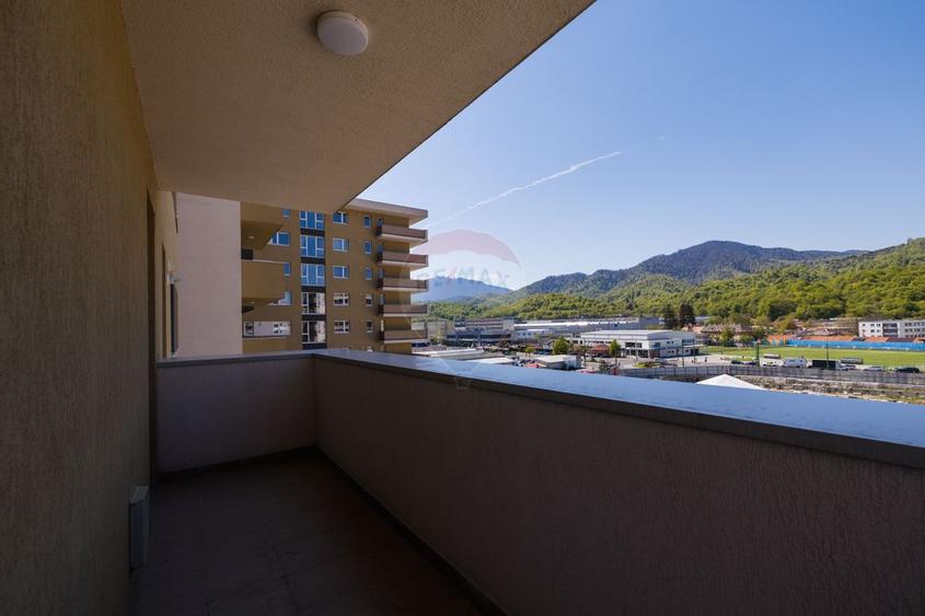 Apartament 3 camere de închiriat Urban Plaza Brașov, vedere Tâmpa