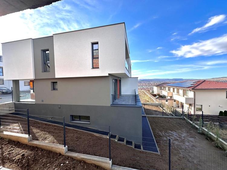 Casa tip duplex dispusa pe 3 niveluri, situata in Floresti- zona Vivo