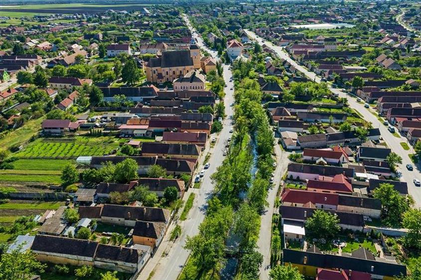 Sediu firma/ rezidential, pe domeniu de 2.240 mp teren,Central, Halchiu, Brasov