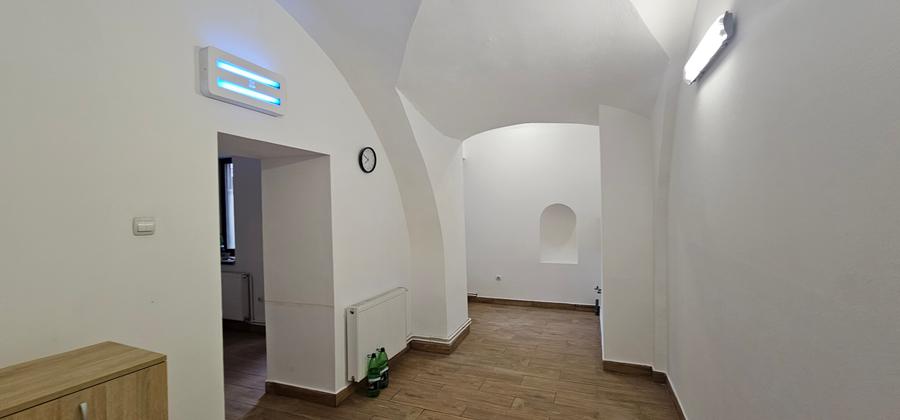 Inchiriez spatiu comercial cu alimentatie publica,26m,parter,Piata Mare,in curte