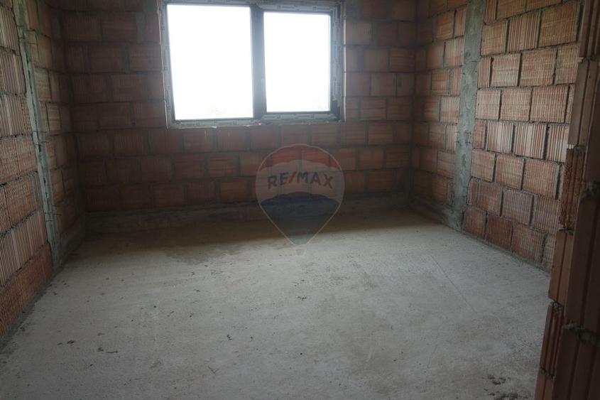 CASA CUPLATĂ DE VÂNZARE la rosu sau la semifinisat în Tăuții Măgherăuș