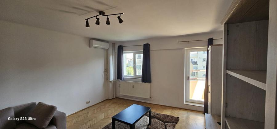 Piata Unirii garsoniera renovata 42mp